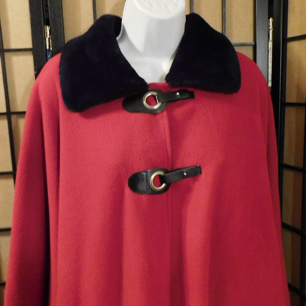 LEMODA RED CAPE - Picture 8 of 8